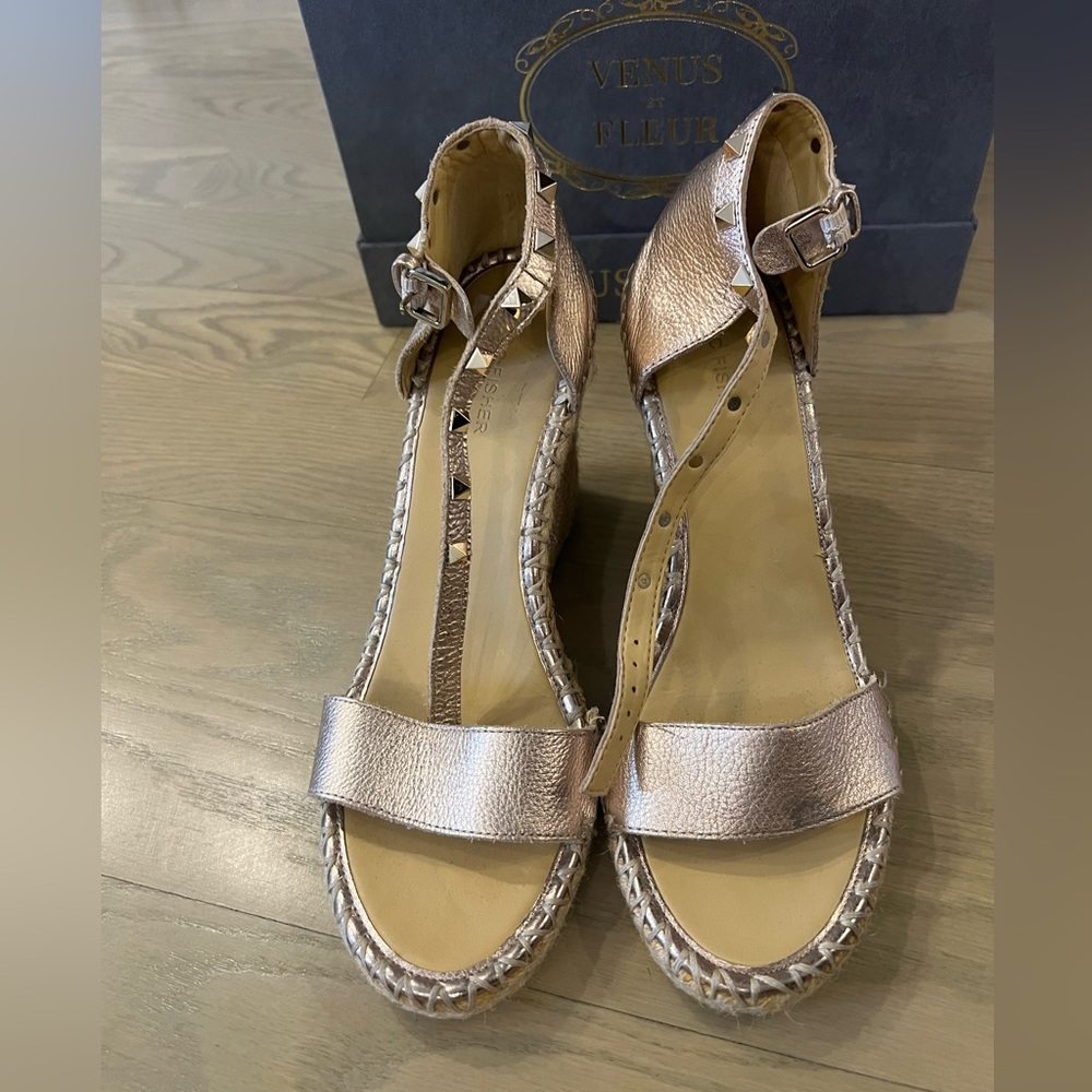 Marc Fisher wedge size 10. In excellent condition!
